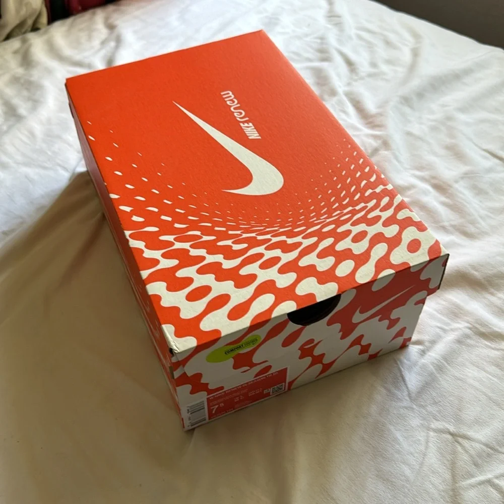 Nike - Picture 3 of 4